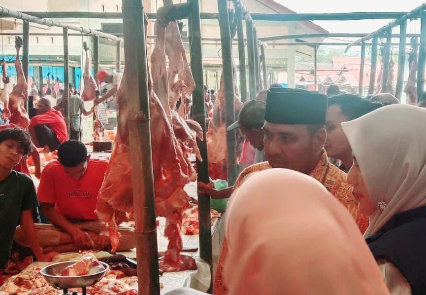 Menjelang Ramadan 1446 hijriyah, Pj Bupati Aceh Timur Amrullah M Ridha bersama muspika dan pejabat terkait lainnya, memantau harga daging di Peureulak, Aceh Timur, Kamis (27/2). Waspada/Muhammad Ishak