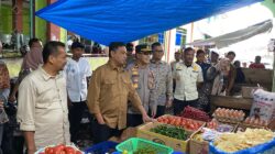 Pj. Wali Kota Sabang, Andri Nourman dan Waka Polres Sabang, Kompol Ridwan, SE, MSi melakukan pengecekan harga kebutuhan pokok di pasar pagi Sabang. (Waspada/ist)