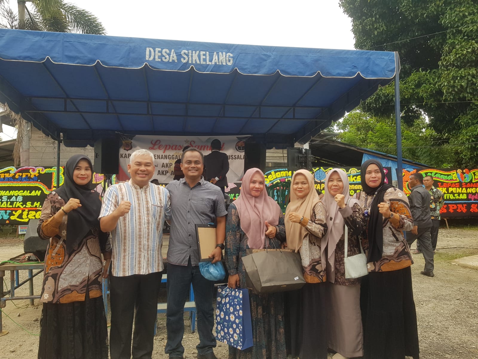 AKP Evizarrianto bersama istri foto bersama dengan Kepala Puskesmas Penanggalan, Sarifin Kombih (dua kiri). (Waspada/Khairul Boangmanalu)