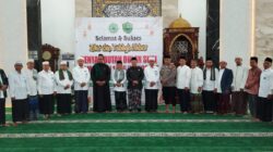 Ketua MUI Kota Padangsidimpuan ustadz Drs.H.Zulfan Efendi Hasibuan MA (8 kiri) bersama Ketua MUI Madina ustadz M.Masir LC, unsur Forkopimda Padangsidimpuan dan Kakan Kemenag Kota Padangsidimpuan Dr.H. Erwin Kelana Nasution foto bersama usai acara zikir dan tabligh akbar yang digelar MUI Padangsidimpuan di Masjid Agung Al- Abror, Padangsidimpuan, Kamis (27/2/2025). Waspada/Mohot Lubis.