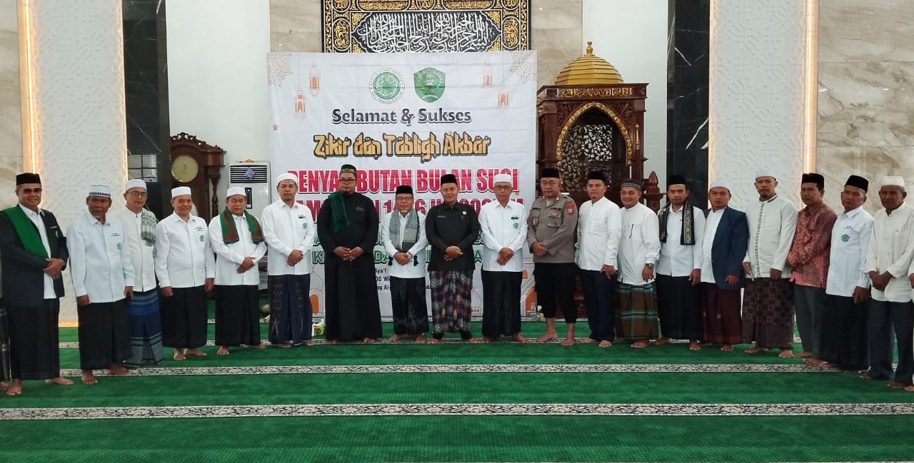 Ketua MUI Kota Padangsidimpuan ustadz Drs.H.Zulfan Efendi Hasibuan MA (8 kiri) bersama Ketua MUI Madina ustadz M.Masir LC, unsur Forkopimda Padangsidimpuan dan Kakan Kemenag Kota Padangsidimpuan Dr.H. Erwin Kelana Nasution foto bersama usai acara zikir dan tabligh akbar yang digelar MUI Padangsidimpuan di Masjid Agung Al- Abror, Padangsidimpuan, Kamis (27/2/2025). Waspada/Mohot Lubis.