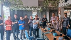 Pengurus dan anggota PWI Sergai usai rapat pembentukan Panitia Konfercab IV PWI Sergai tahu 2025, Kamis (27/2) sore di Rahayu Kafe di Sei Rampah. (Waspada/Ist)