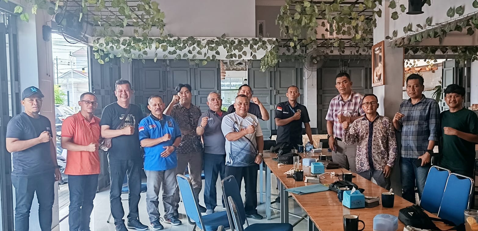 Pengurus dan anggota PWI Sergai usai rapat pembentukan Panitia Konfercab IV PWI Sergai tahu 2025, Kamis (27/2) sore di Rahayu Kafe di Sei Rampah. (Waspada/Ist)