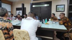 Asisten Perekonomian dan Pembangunan Setda Banda Aceh, Fadhil, saat memimpin rapat pembahasan mengenai lokasi penjualan takjil selama Ramadhan. (Waspada/Zafrullah)