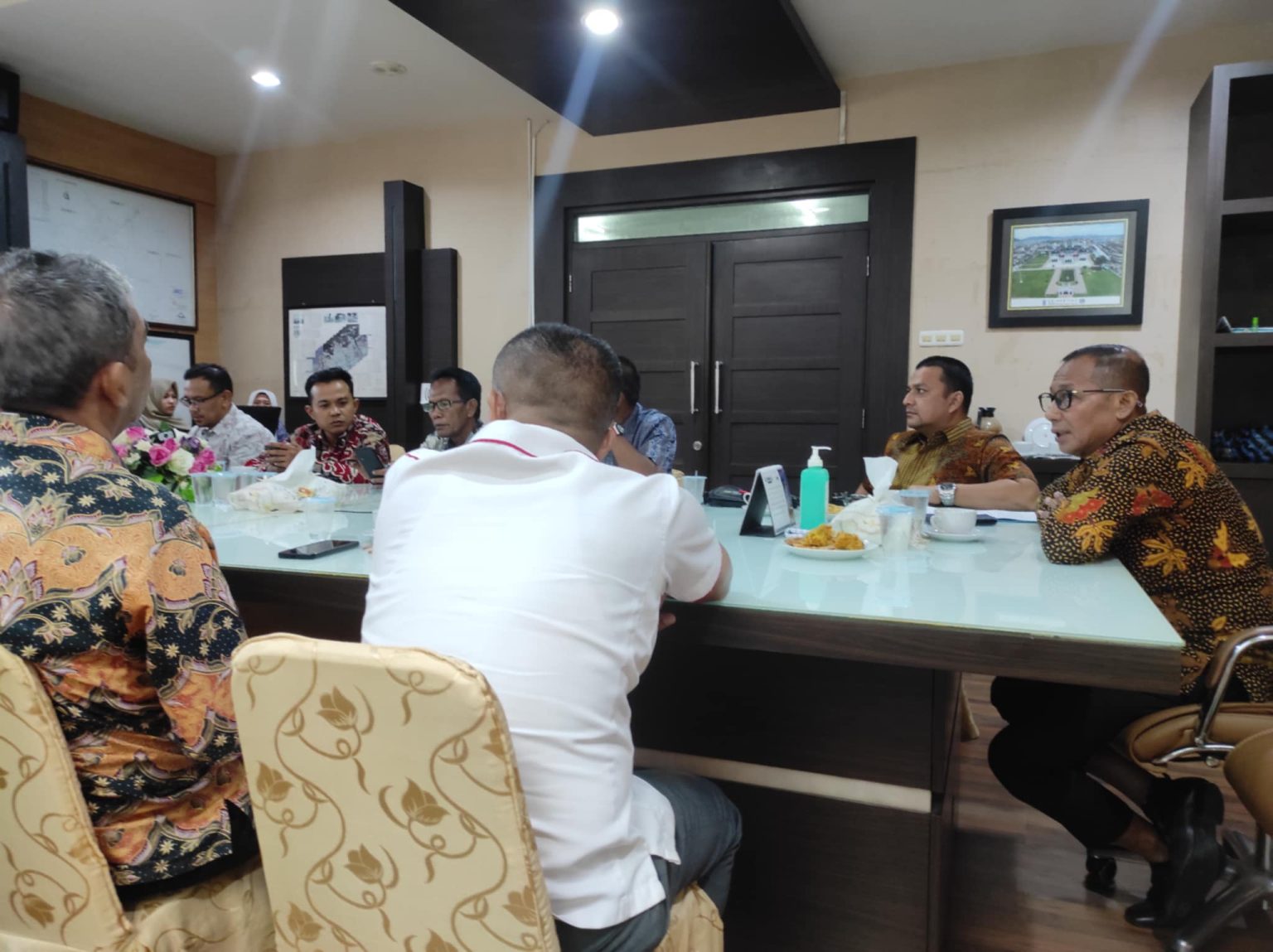 Asisten Perekonomian dan Pembangunan Setda Banda Aceh, Fadhil, saat memimpin rapat pembahasan mengenai lokasi penjualan takjil selama Ramadhan. (Waspada/Zafrullah)