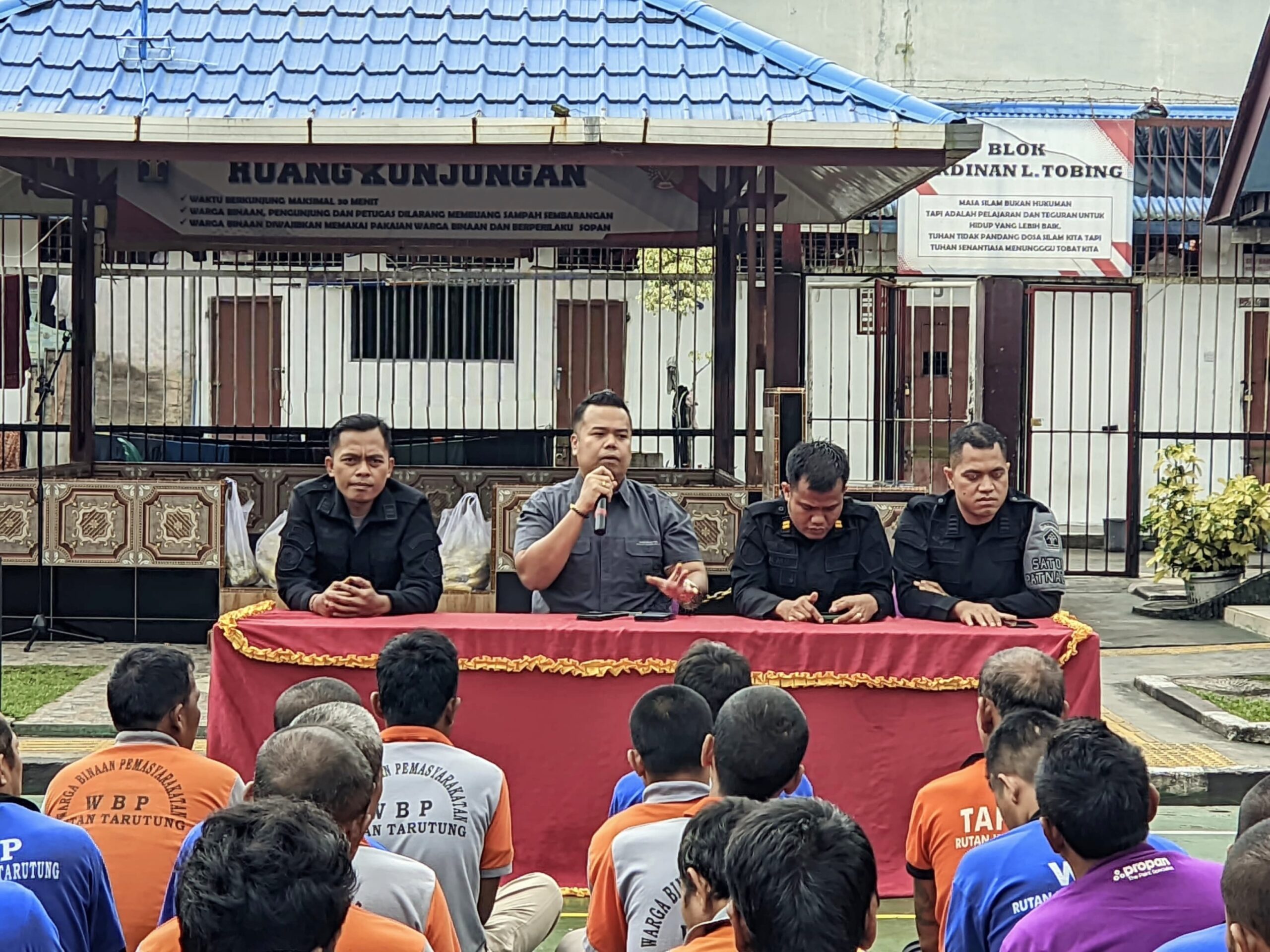 Karutan Tarutung, Evan Yudha Putra Sembiring didampingi Kepala Kesatuan Pengamanan Rutan, James Bond Naibaho, Kasubsi Pelayanan Tahanan, Jonias B. Pakpahan dan Kasubsi Pengelolaan, Mian H.R. Simarmata pengarahan kepada WBP mengenai pelaksanaan puasa serta sosialisasi pemberian amnesti dan efisiensi anggaran, di lapangan Rutan setempat, Kamis (27/2). Waspada/ist