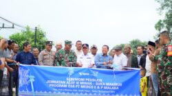 Camat Indra Makmu, Irwansyah Panjaitan didampingi TNI/Polri dan aparatur desa dan tokoh masyarakat meresmikan jembatan penghuhung antar desa di Alue Ie Mirah, Indra Makmu, Aceh Timur, Rabu (26/2). Waspada/Muhammad Ishak