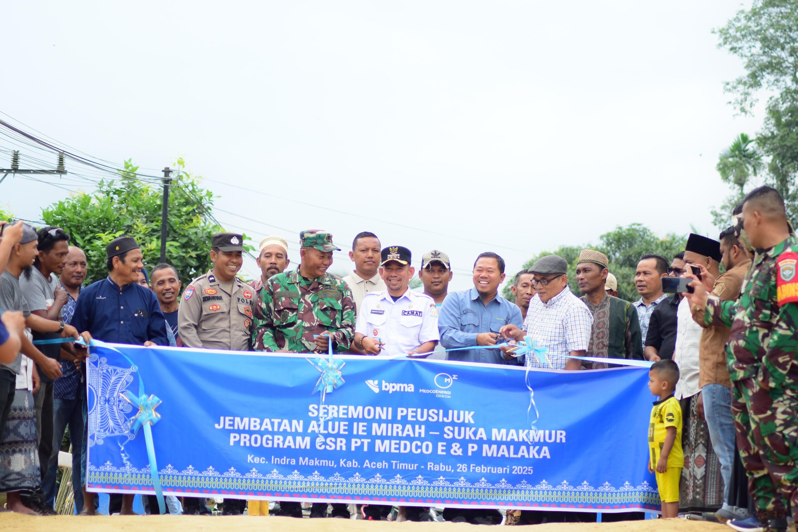 Camat Indra Makmu, Irwansyah Panjaitan didampingi TNI/Polri dan aparatur desa dan tokoh masyarakat meresmikan jembatan penghuhung antar desa di Alue Ie Mirah, Indra Makmu, Aceh Timur, Rabu (26/2). Waspada/Muhammad Ishak