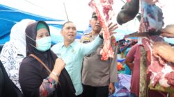 Sekda Tapsel Sofyan Adil bersama pimpinan OPD terkait dan Forkopimcam, tinjau harga bahan pokok di Pasar Sipriok. (Waspada/Ist)