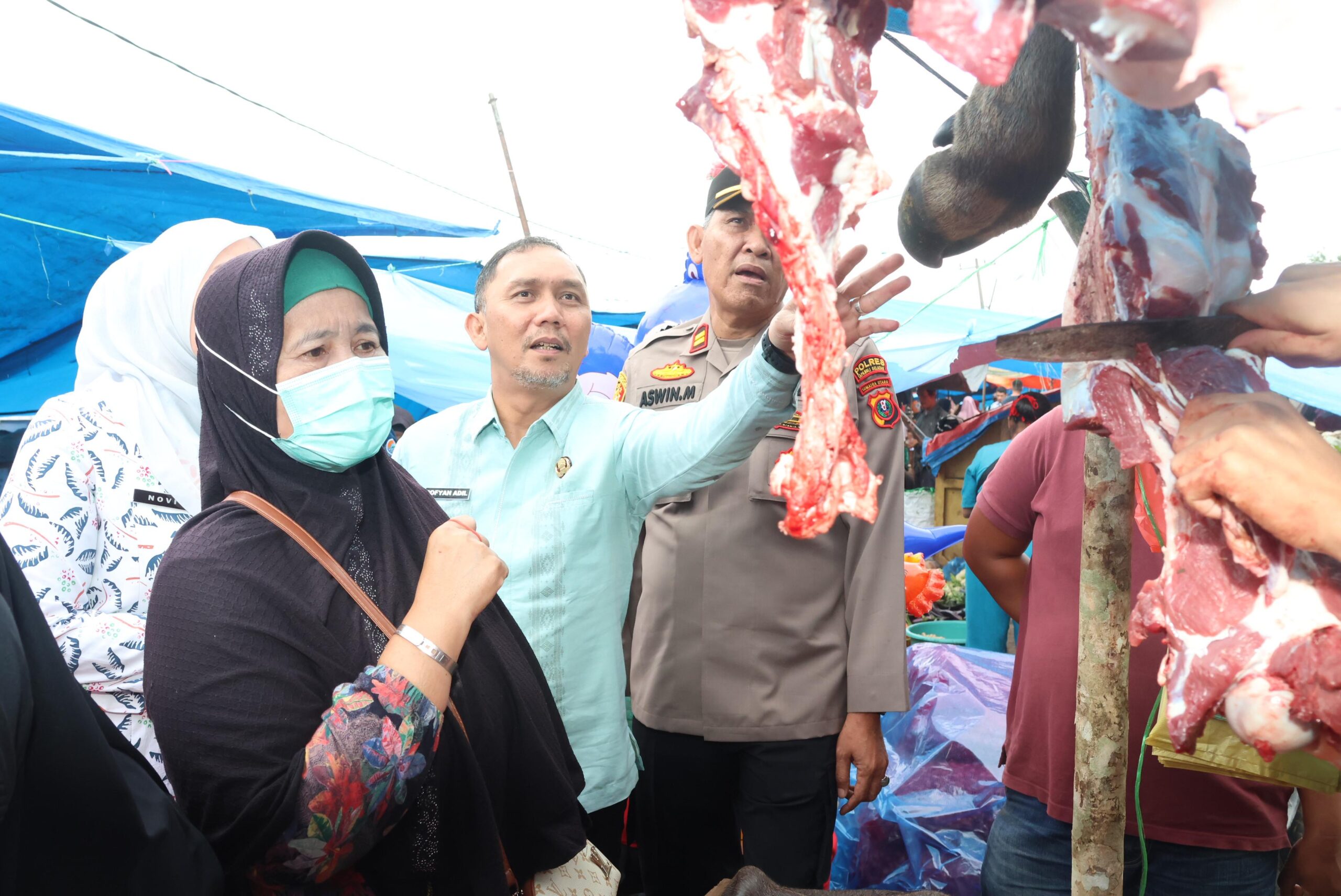 Sekda Tapsel Sofyan Adil bersama pimpinan OPD terkait dan Forkopimcam, tinjau harga bahan pokok di Pasar Sipriok. (Waspada/Ist)