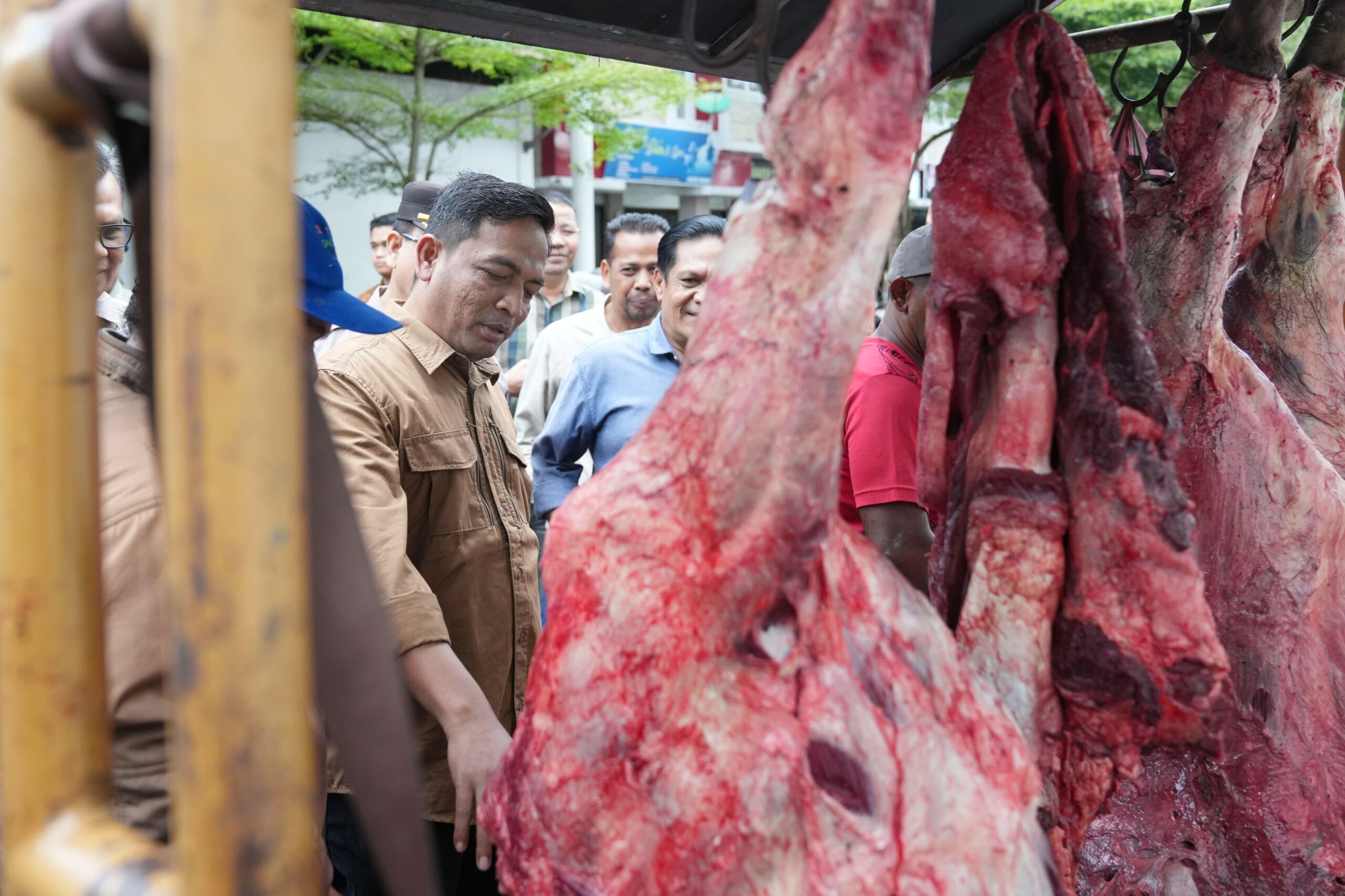 Megang pertama di pasar daging musiman Sabang harga daging kerbau lebih mahal dari daging sapi. (Waspada/T. Zakaria)