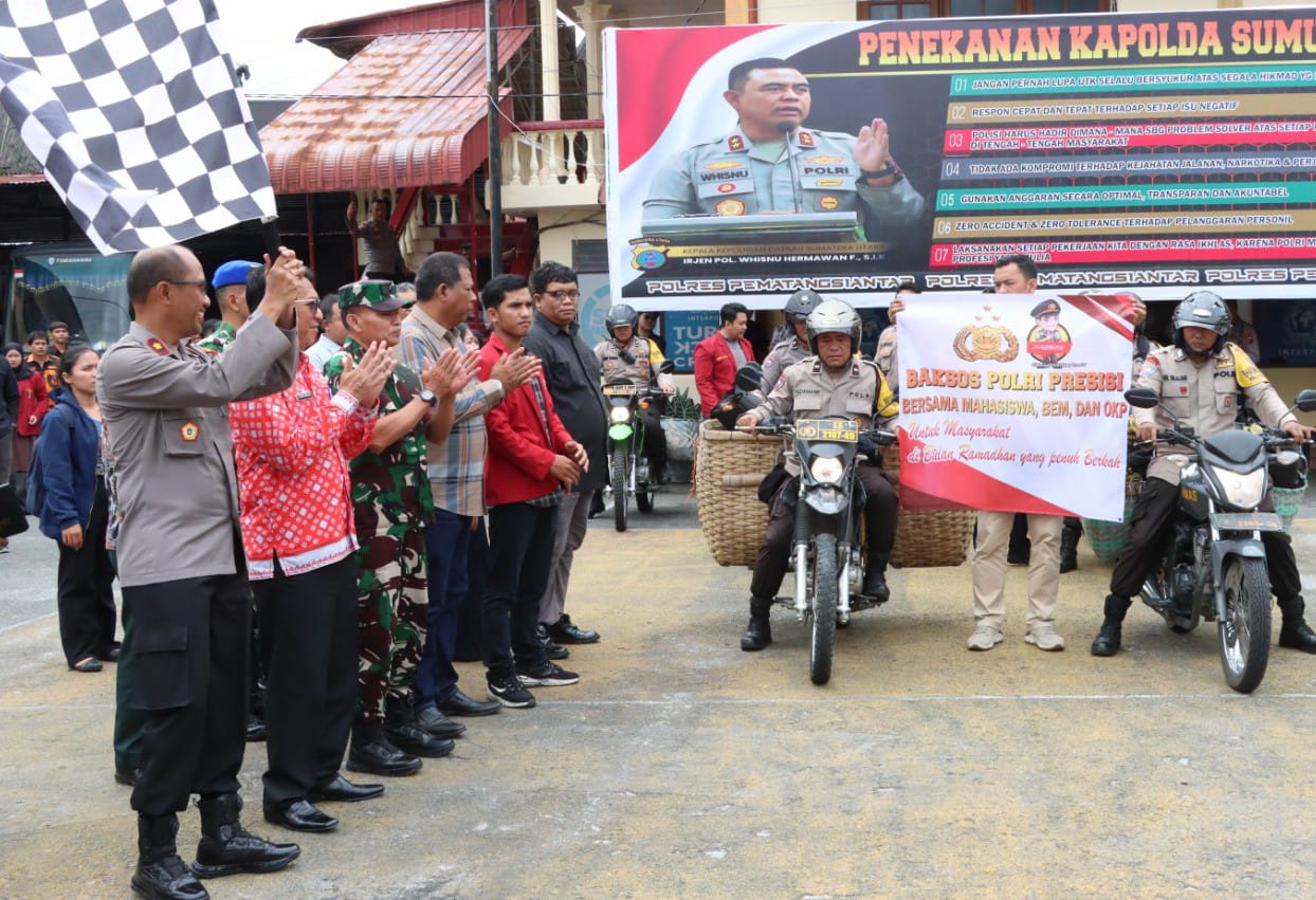 Wakapolres Kompol Hendrik Situmorang mewakili Kapolres AKBP Yogen Heroes Baruno bersama Forkopimda melepas personel Bhabinkamtimas dan mahasiswa untuk membagikan kepada kepada masyarakat 150 paket sembako Baksos Polri Presisi dalam menyambut bulan suci Ramadhan 1446 H dan pelepasan berlangsung di lapangan apel Mapolres, Jl. Sudirman, Kamis (27/2).(Waspada-Ist).