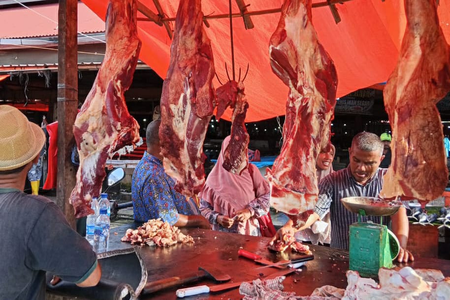 Pedagang daging sapi sedang melayani pembeli di Pasar Induk, Lambaro, Aceh Besar, Kamis (27/2). (Waspada/Ist)