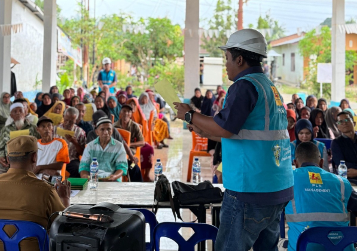 Manager PLN ULP Delitua saat memberikan penjelesan mengenai Sosialisasi kelistrikan Secara Tepat, Aman, dan Nyaman kepada warga Desa Delitua.