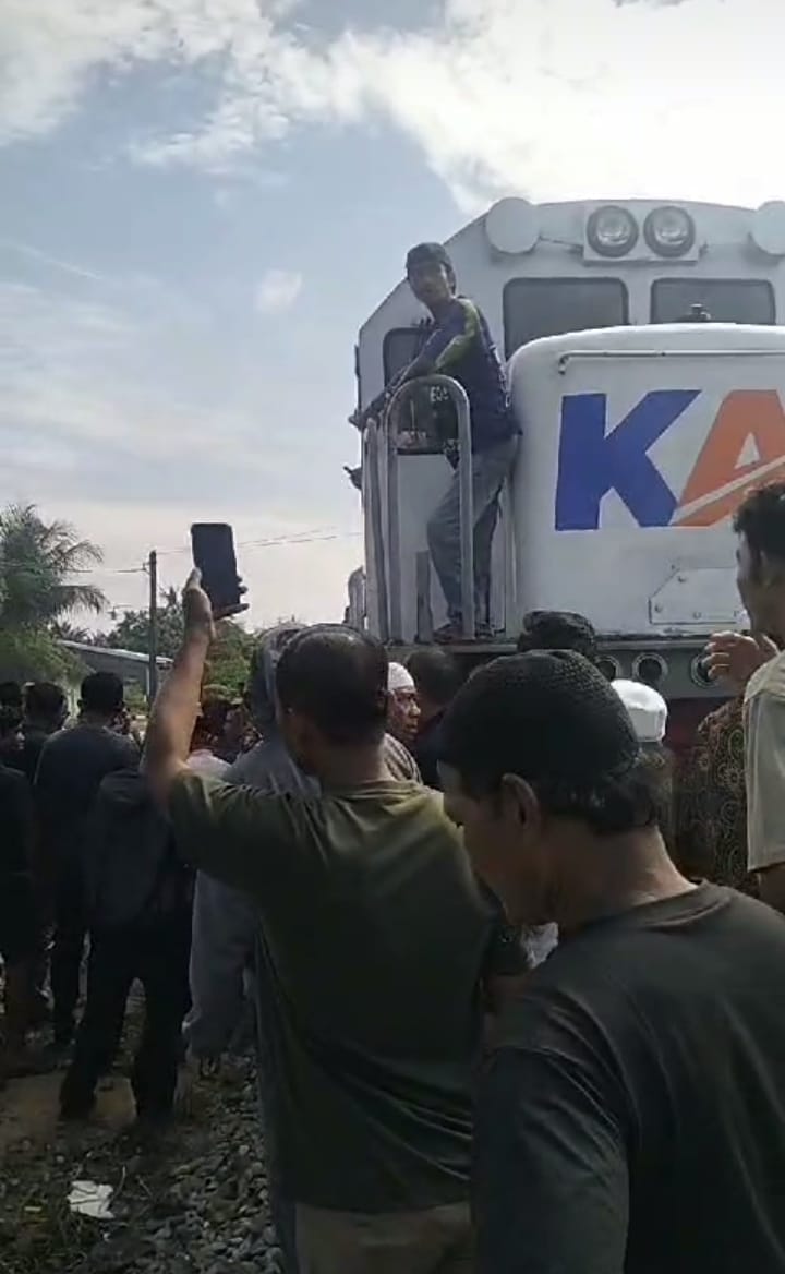 Laka Kereta Kembali Renggut Jiwa, Warga Blokir Akses Kereta Api Kuala Tanjung