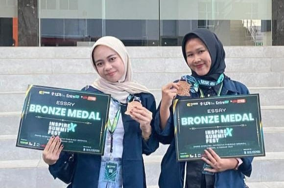 Universitas Dharmawangsa Raih Bronze Medal Kompetisi Esai Nasional Inspire X Summit Fest 2025