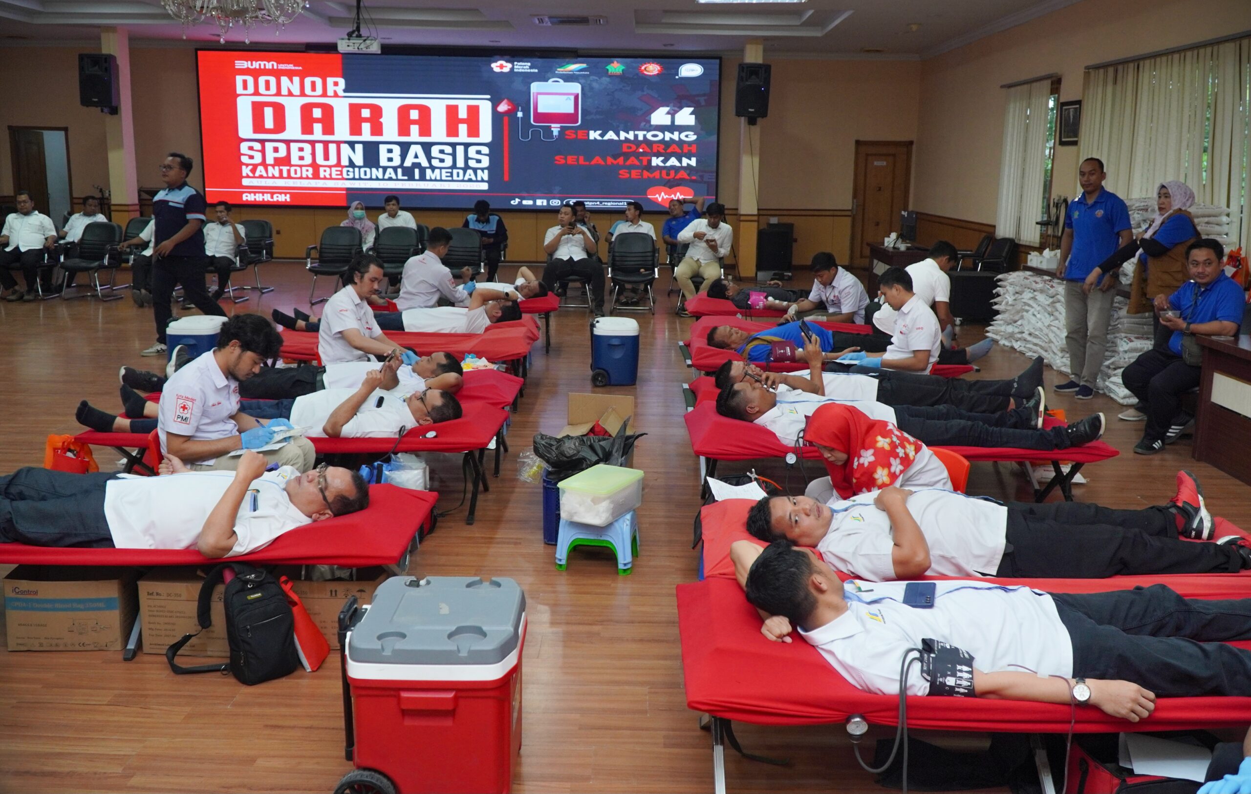 SERIKAT Pekerja Perkebunan (SPBUN) Basis Kantor Operasional Medan PT. Perkebunan Nusantara IV Regional I melaksanakan Acara Donor Darah Tahun 2025 di Aula Kelapa Sawit PTPN IV Regional I Jl. Sei Batanghari No. 2 Medan, Senin (10/1). Waspada/ist