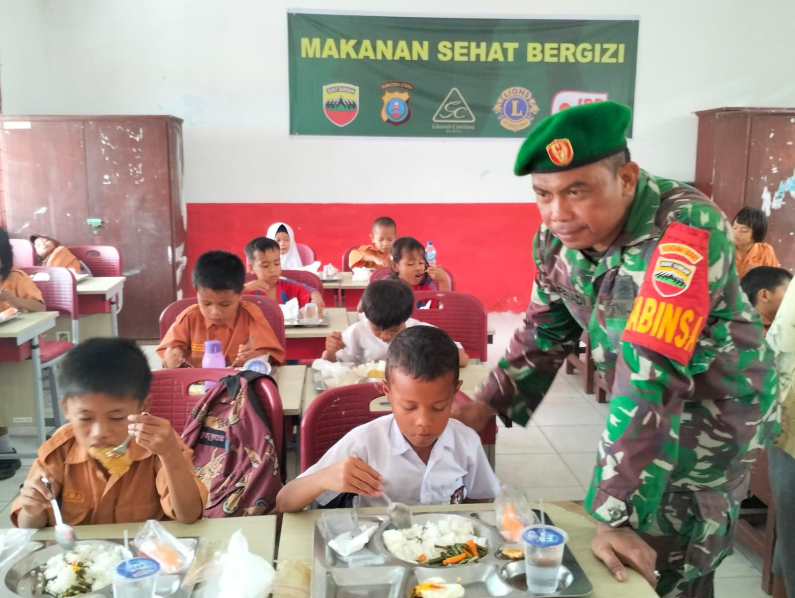 Kodam I/BB Salurkan Makanan Bergizi Untuk Siswa Dan Kaum Dhuafa Di Belawan