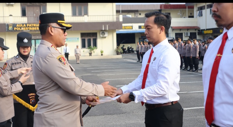 Kapolrestabes Medan Beri Penghargaan Kepada 27 Personel Berprestasi