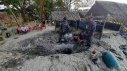 SEJUMLAH personel TNI Angkatan Laut (AL) Lantamal I Belawan mengamankan tersangka pencurian bahan bakar minyak (BBM) jenis Avtur milik Pertamina di Pantai Dewi Indah, Kecamatan Pantai Labu Kabupaten Deliserdang, Sumatera Utara, Selasa (11/2). Waspada/ist