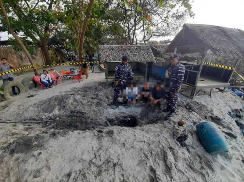 SEJUMLAH personel TNI Angkatan Laut (AL) Lantamal I Belawan mengamankan tersangka pencurian bahan bakar minyak (BBM) jenis Avtur milik Pertamina di Pantai Dewi Indah, Kecamatan Pantai Labu Kabupaten Deliserdang, Sumatera Utara, Selasa (11/2). Waspada/ist