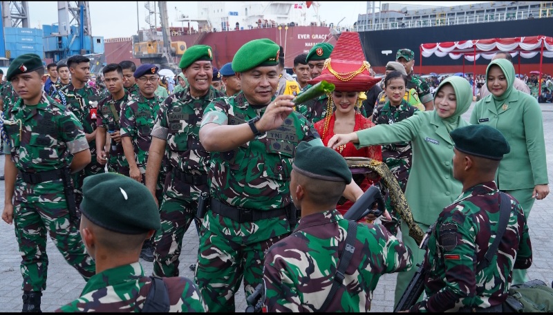 Pangdam I/BB Pimpin Pemberangkatan Satgas Pamtas RI-PNG Mobile Yonif 100/PS Di Belawan