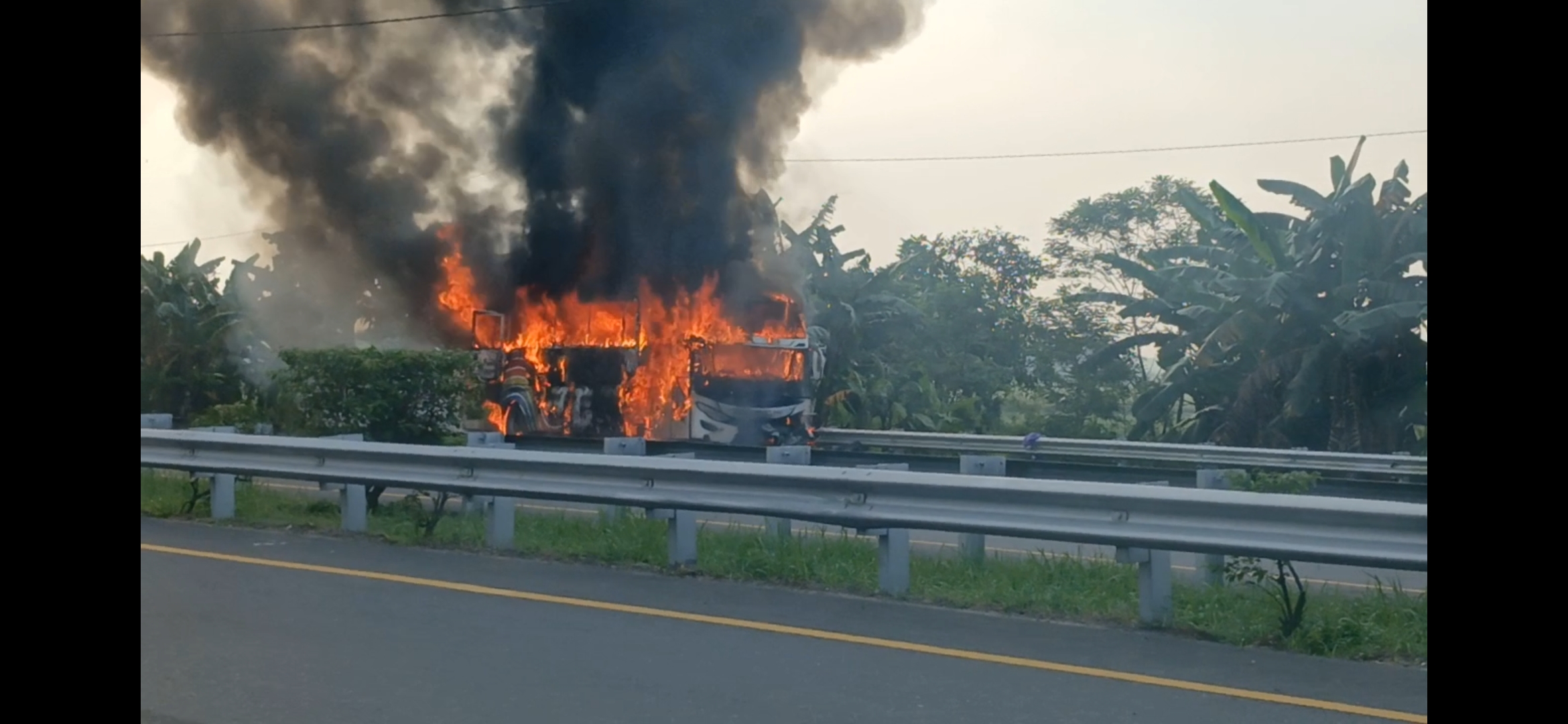 Bus Penumpang Ludes Terbakar Di Tol Medan-Kualanamu