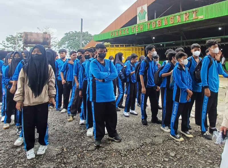 Siswa SMA Al-Hidayah Medan Outing Class Ke Pabrik Teh Dan Pemandian Alam Sejuk