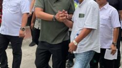 KETUA Dewan Pendiri Bobby Afif Nasution Pemimpin Berintegritas dan Tegas (Bonapit Sumut Centre) Drs Sam’an Lubis (kanan) bersalaman dengan Bobby Afif Nasution, dalam sebuah acara belum lama ini. Waspada/ist