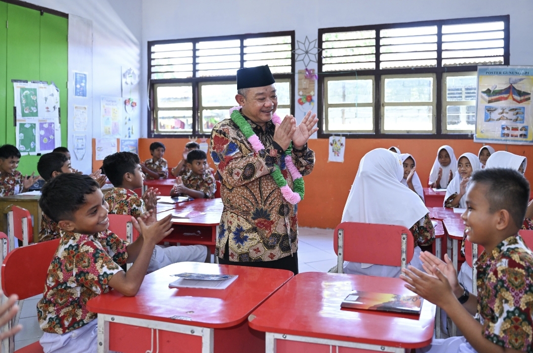 Penguatan Literasi di Sekolah, Mendikdasmen Abdul Mu'ti Kunjungi Sekolah di Maluku Utara