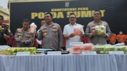 Kapoldasu Irjen Pol. Whisnu Hermawan Februanto didampingi Dir Narkoba Kombes Pol. Yemi Mandagi dan jajaran memaparkan pengungkapan kasus narkoba, Senin (24/2) di Mapoldasu. Waspada/gito ap