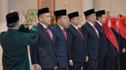 PARA pejabat eselon II Pemprovsu, saat mengucapkan sumpah dan janji. Waspada/Ist