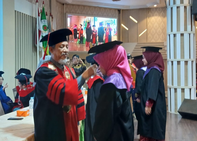 297 Lulusan Institut Kesehatan Helvetia Wisuda