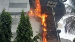 Tampak kobaran api melahap sebagian gedung yang terletak di sisi kanan Jalan RA Kartini. Waspada/ist