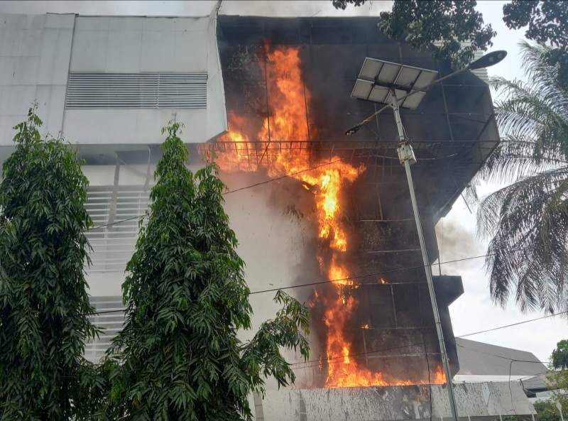 Tampak kobaran api melahap sebagian gedung yang terletak di sisi kanan Jalan RA Kartini. Waspada/ist