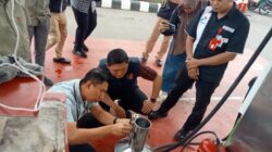 SUBDIT Tipiter Dit Reskrimsus Polda Sumut bersama Pertamina memeriksa ketersediaan stok BBM di SPBU Jalan SM Raja Medan, Kamis (27/2). Waspada/gito ap