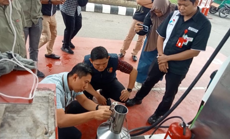 SUBDIT Tipiter Dit Reskrimsus Polda Sumut bersama Pertamina memeriksa ketersediaan stok BBM di SPBU Jalan SM Raja Medan, Kamis (27/2). Waspada/gito ap