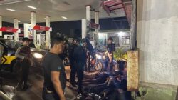 PERSONEL dari Brimob Polda Sumut dan Polrestabes Medan mengamankan terduga geng motor, usai menggelar patroli skala besar pada Sabtu malam hingga Minggu (23/2) pukul 05:00. Waspada/Ist