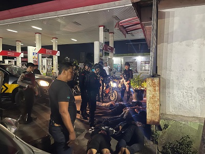 PERSONEL dari Brimob Polda Sumut dan Polrestabes Medan mengamankan terduga geng motor, usai menggelar patroli skala besar pada Sabtu malam hingga Minggu (23/2) pukul 05:00. Waspada/Ist