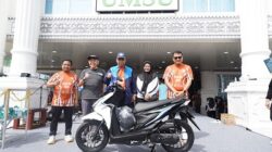 Rektor UMSU. Prof Agussani didampingi para wakil rektor foto bersama peserta peraih hadiah sepeda motor. Waspada/Ist