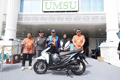 Rektor UMSU. Prof Agussani didampingi para wakil rektor foto bersama peserta peraih hadiah sepeda motor. Waspada/Ist