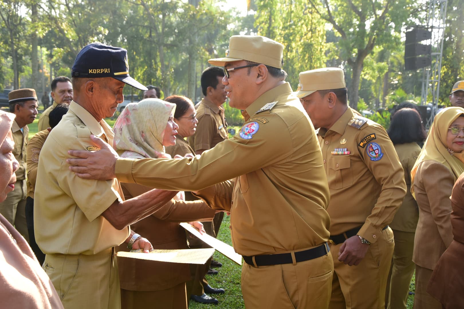 Hari Pertama Tugas, Asri Ludin Tambunan Pimpin Apel Gabungan Dan Serahkan SK Pensiun