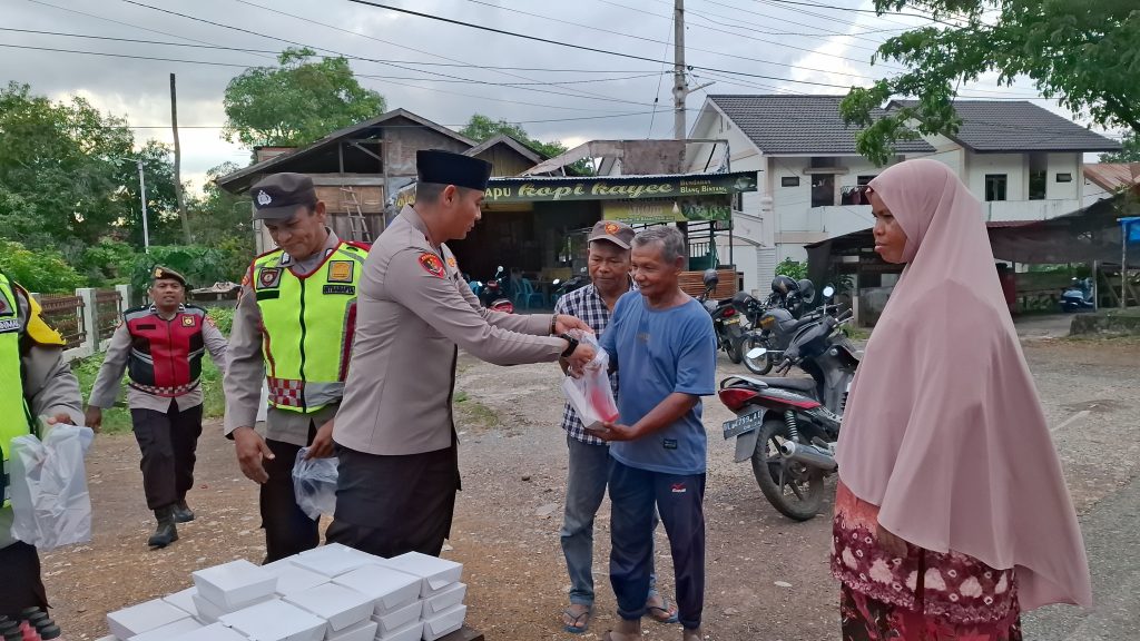 Senyum Sumringah Warga Saat Mendapat Takjil Dari Pak Polisi