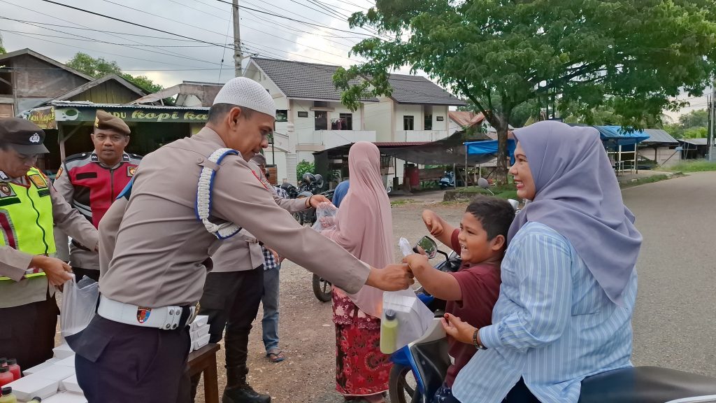 Senyum Sumringah Warga Saat Mendapat Takjil Dari Pak Polisi