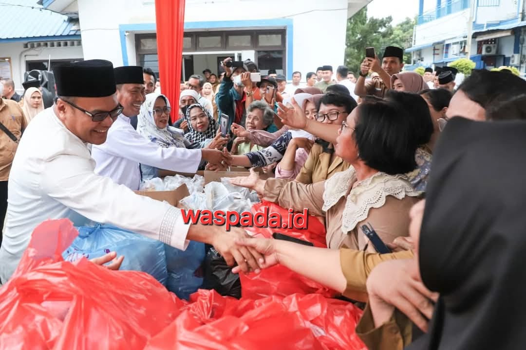 KONI Deliserdang Bagikan 5000 Takjil Di Tanjungmorawa