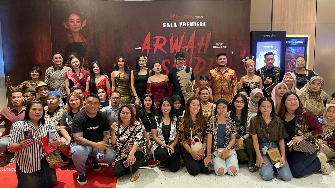 Para pendukung Arwah Sinden berfoto bersama para penonton saat Gala Priemier Selasa (11/03) di Cinepolis Plaza Medan Fair.