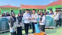 Kabid Penmad Kanwil Kemenag Sumut Dr.H.Erwin Pinayungan Dasopang,SE.,M.Si secara resmi melepas keberangkatan 80 siswa Madrasah Aliyah Negeri (MAN) 2 Langkat melaksanakan Safari Ramadhan. Waspada/ist