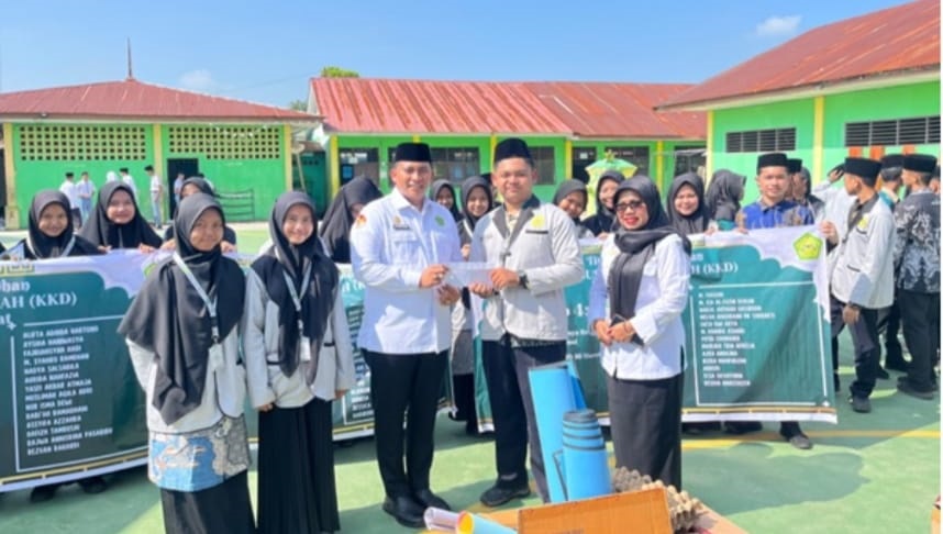 Kabid Penmad Kanwil Kemenag Sumut Dr.H.Erwin Pinayungan Dasopang,SE.,M.Si secara resmi melepas keberangkatan 80 siswa Madrasah Aliyah Negeri (MAN) 2 Langkat melaksanakan Safari Ramadhan. Waspada/ist