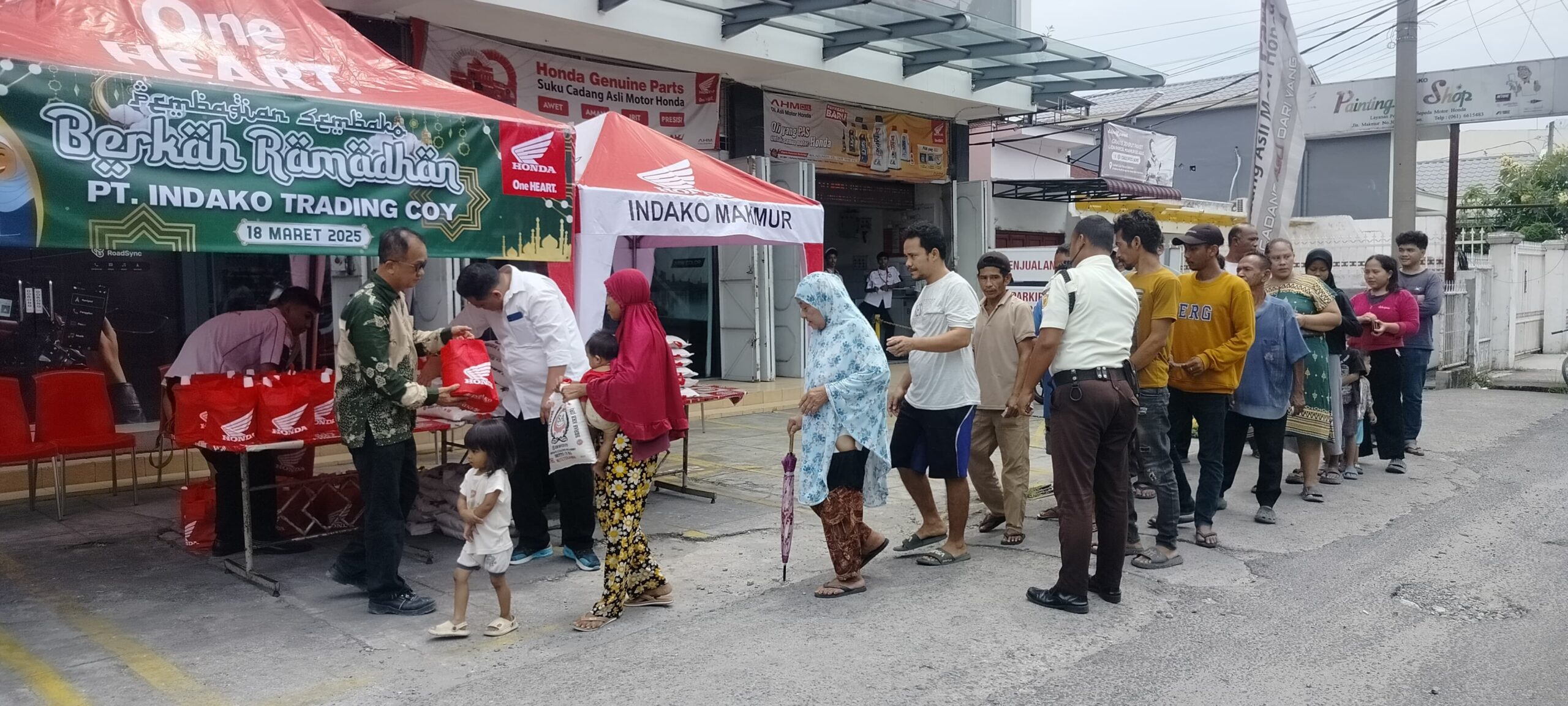 Honda Berbagi Sembako Di Bulan Suci