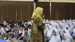 Kepala SMK Negeri 7 Medan, Evi Herawati Lubis, S.Pd., M.Si saat memberi bimbingan di kegiatan Pesantren Ramadhan. Waspada/ist